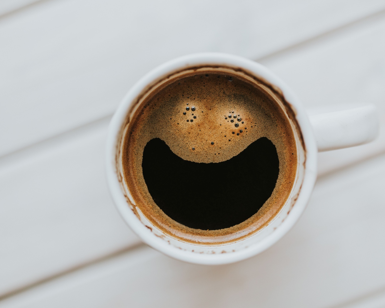 Улыбка на кофейной пенке в белой чашке