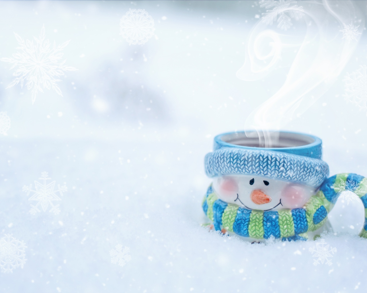 Кружка снеговик с горячим кофе на снегу 