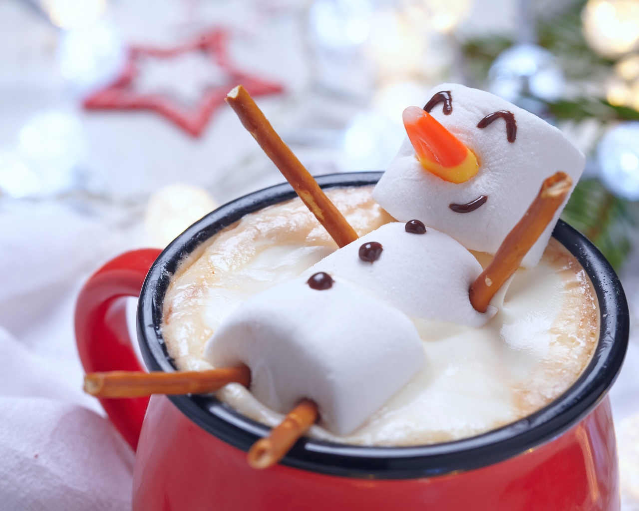 Снеговик с маршмеллоу в чашке в какао 