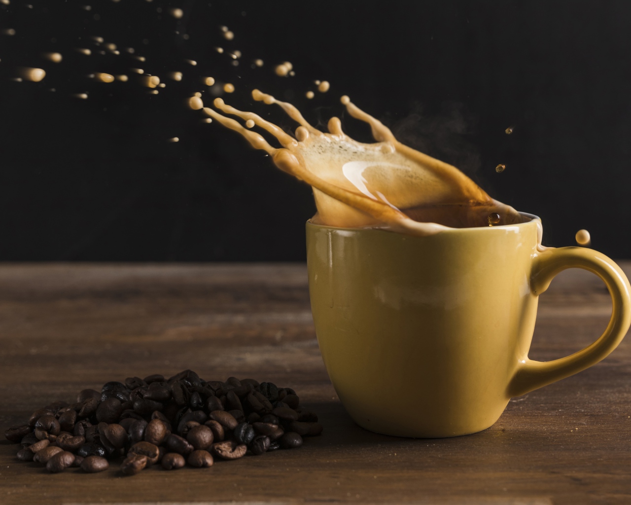 Брызги кофе на столе в чашке 