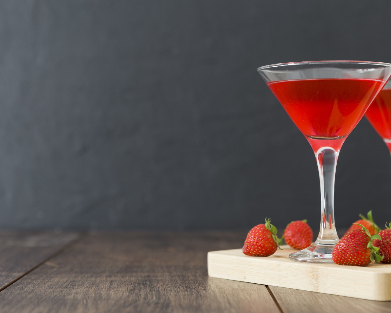 Клубничный коктейль на столе на сером фоне