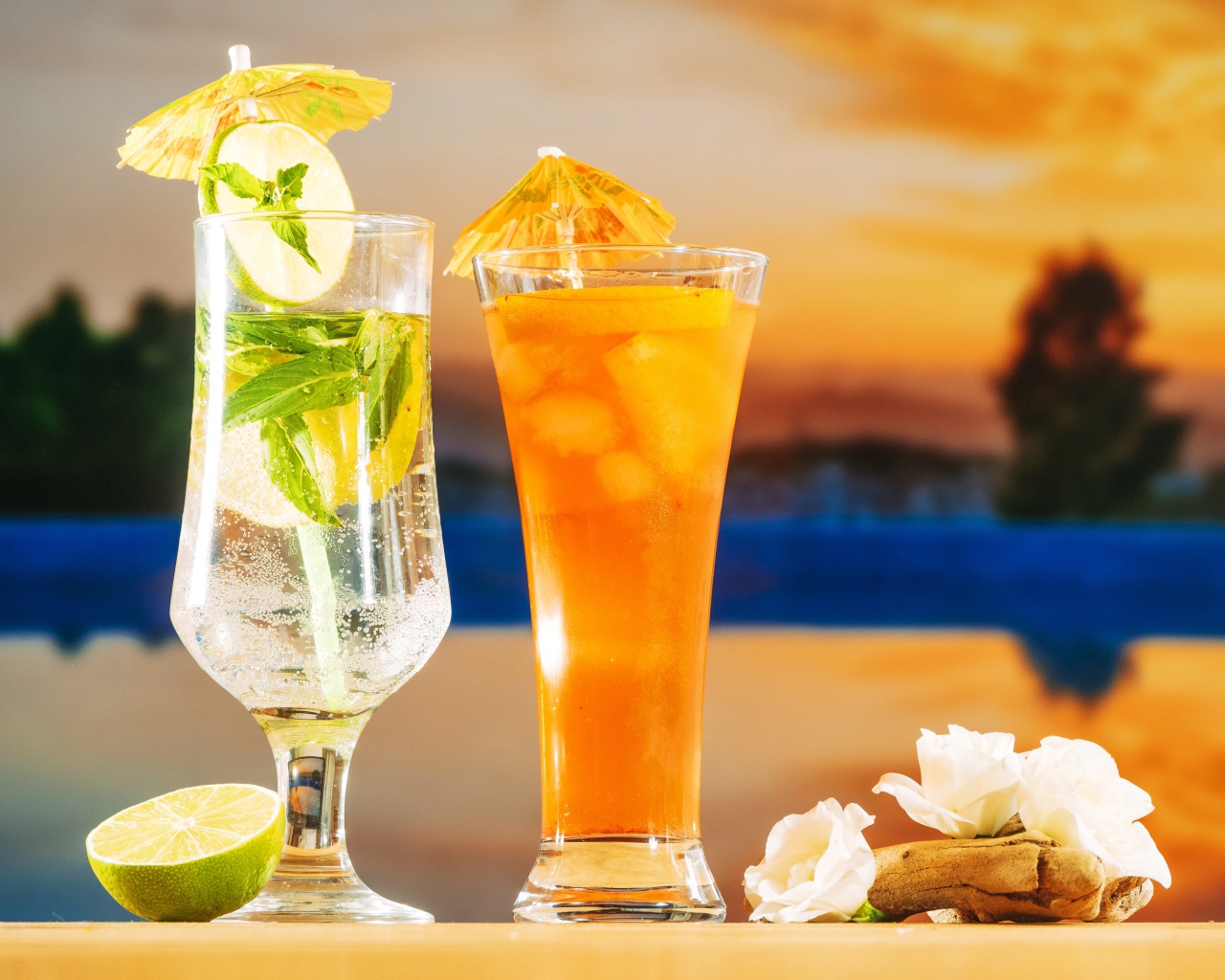 Вкусный холодный лимонад на столе 