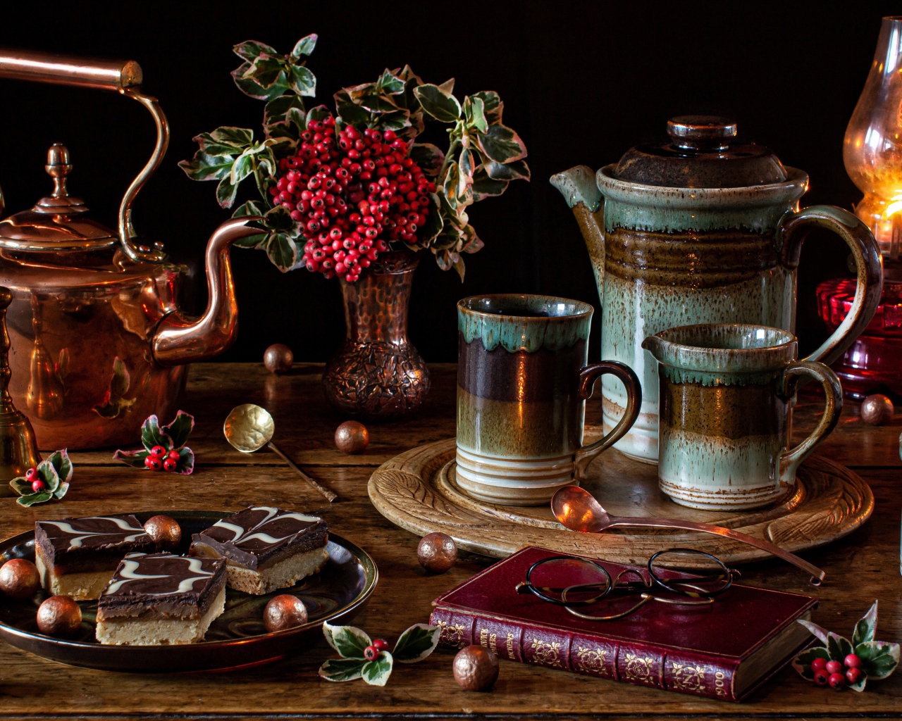 Стол на чаепитие с книгой и пирожными