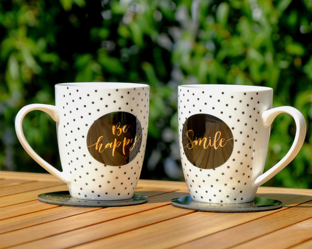 Две красивые чашки на столе на улице