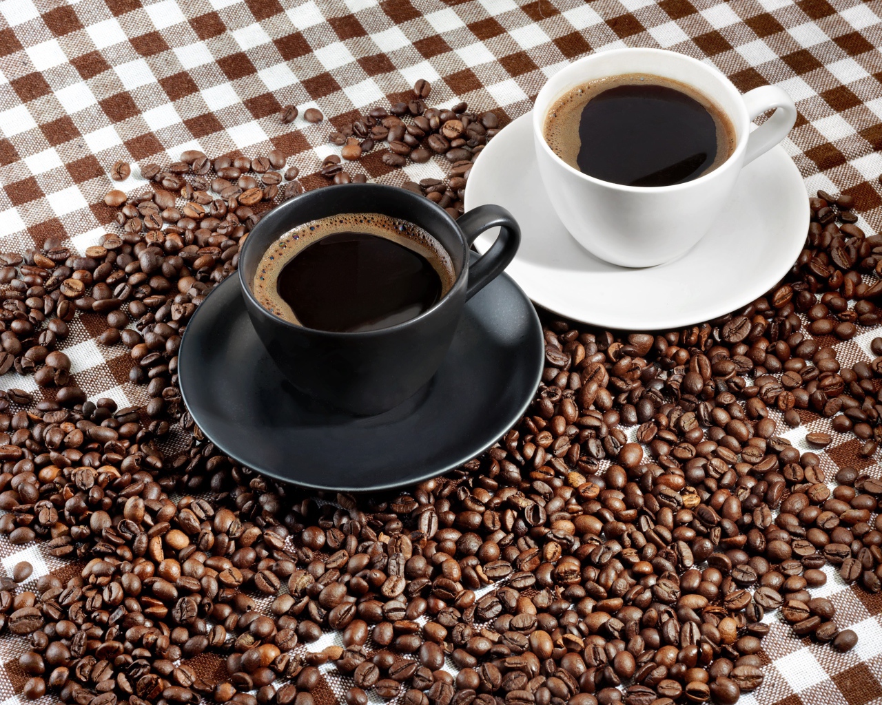 Две чашки ароматного кофе на скатерти с зернами