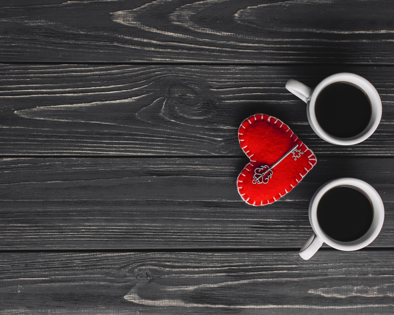 Две чашки кофе на столе с сердцем и ключом