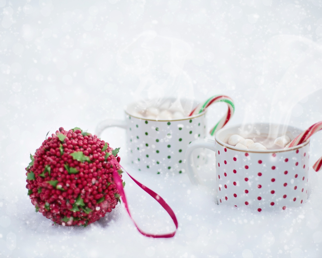 Две чашки горячего какао с маршмеллоу на снегу 