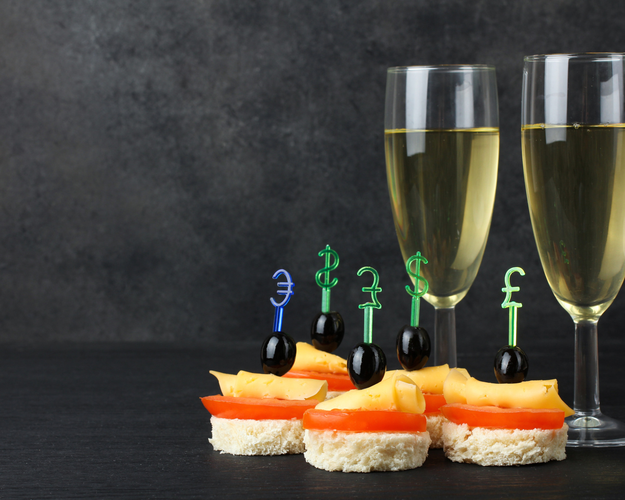 Два бокала шампанского на столе с канапе