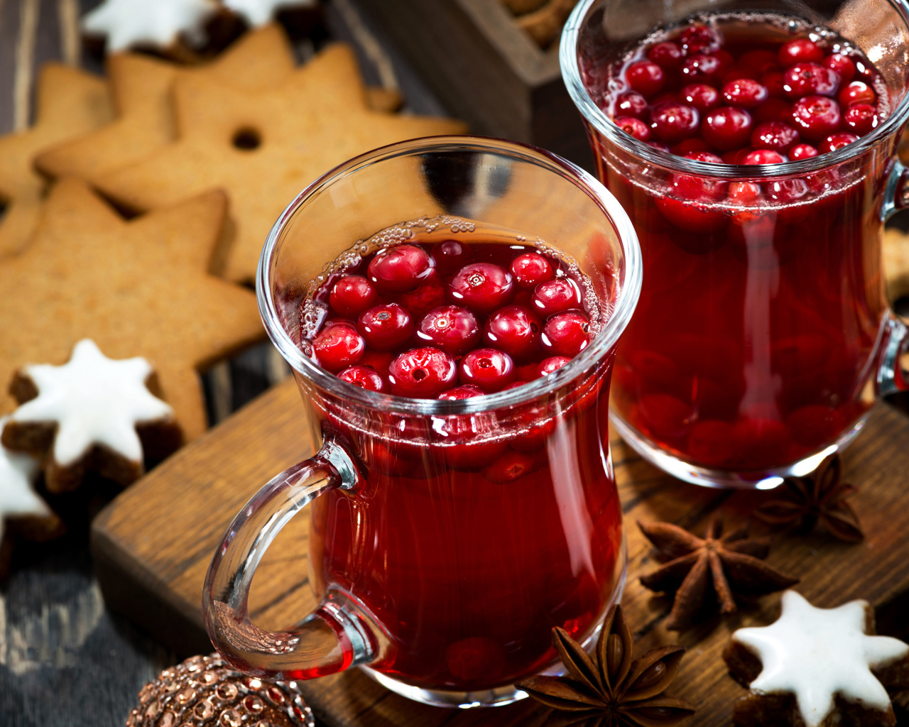 Два стакана клюквенного морса на столе с печеньем