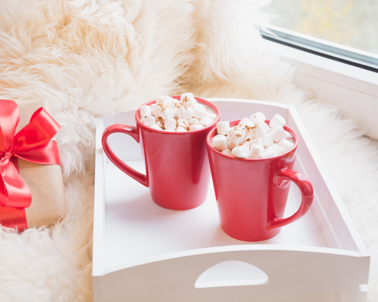 Две красные чашки с маршмеллоу у окна
