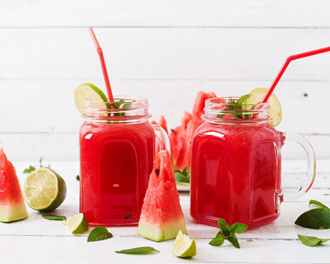 Арбузный коктейль на столе с лаймом и кусочками арбуза