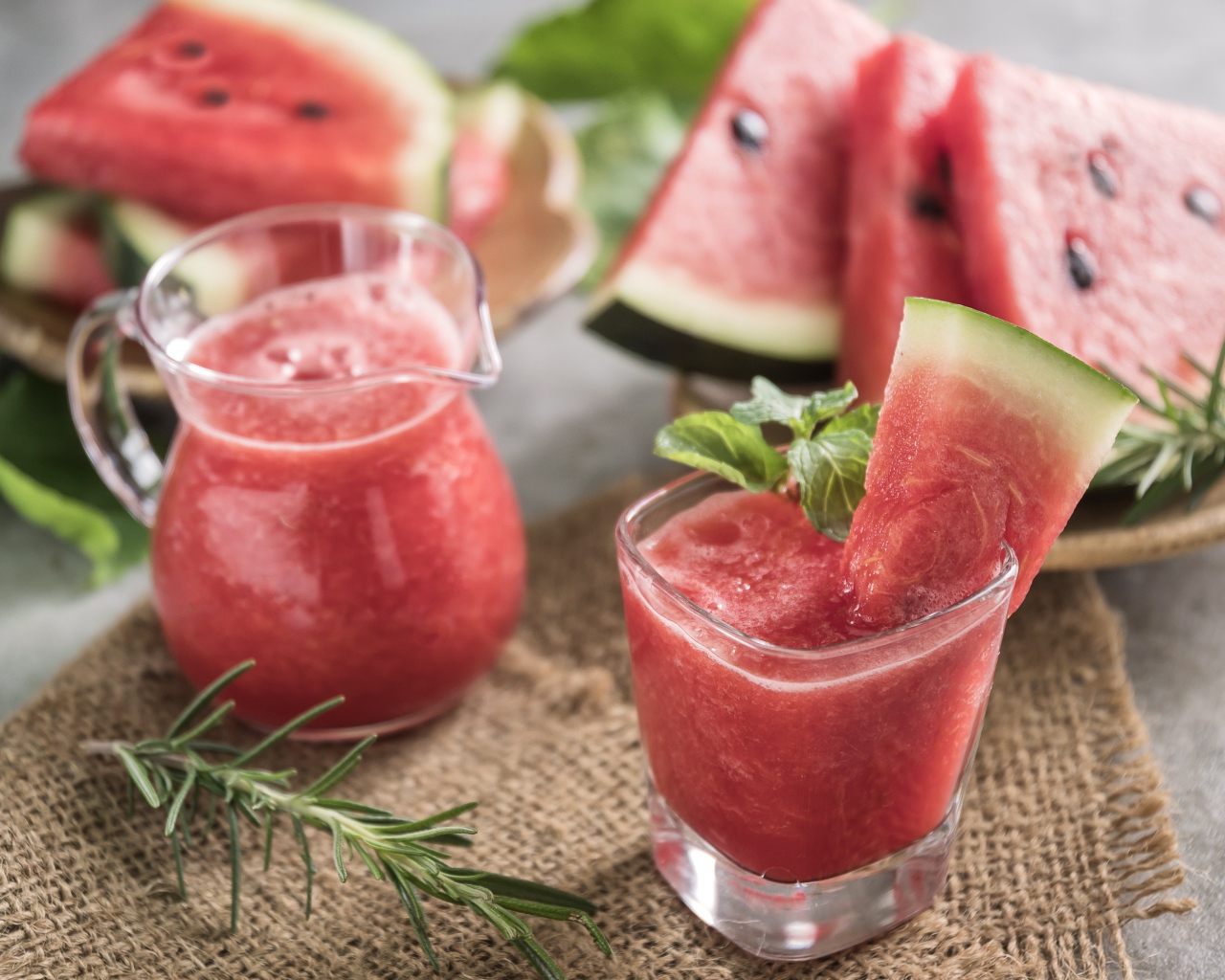 Арбузное смузи на столе с кусочками арбуза