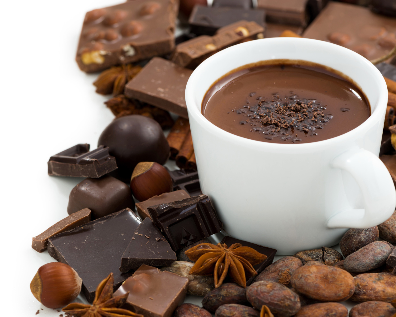 Белая чашка горячего шоколада на столе с шоколадом