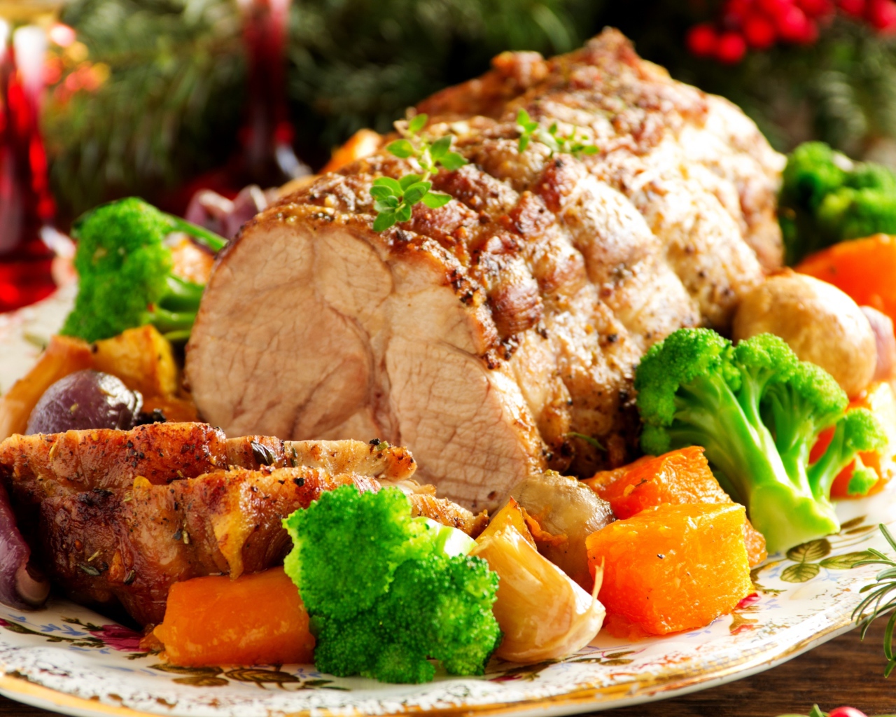 Кусок запеченного мяса на тарелке с овощами