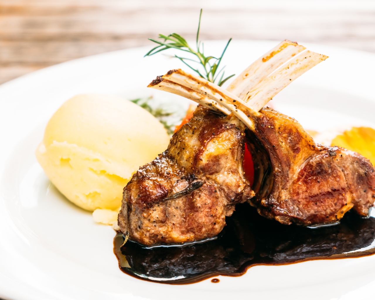 Аппетитные свиные ребрышки с пюре на тарелке 