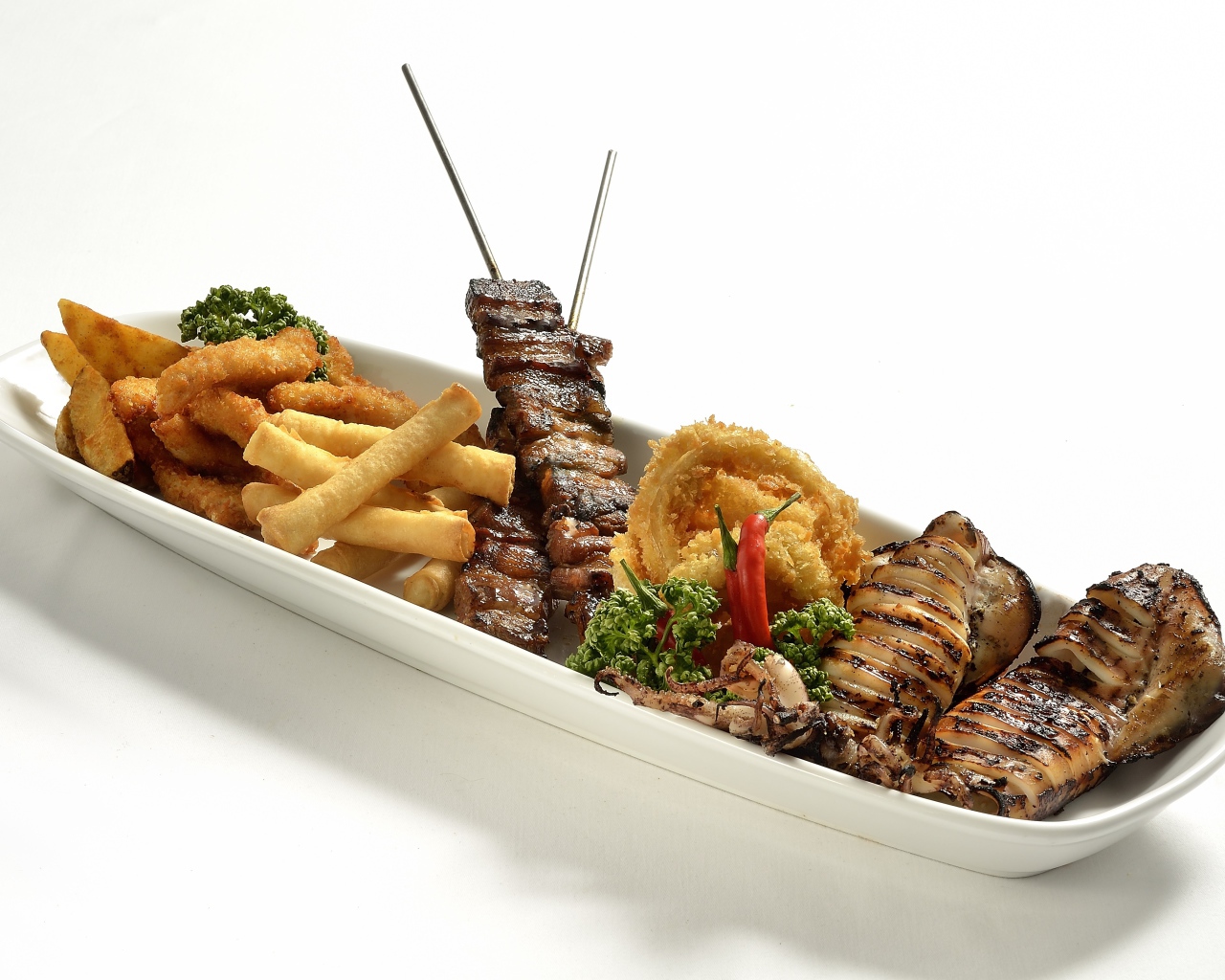 Мясо барбекю на тарелке с морепродуктами в кляре