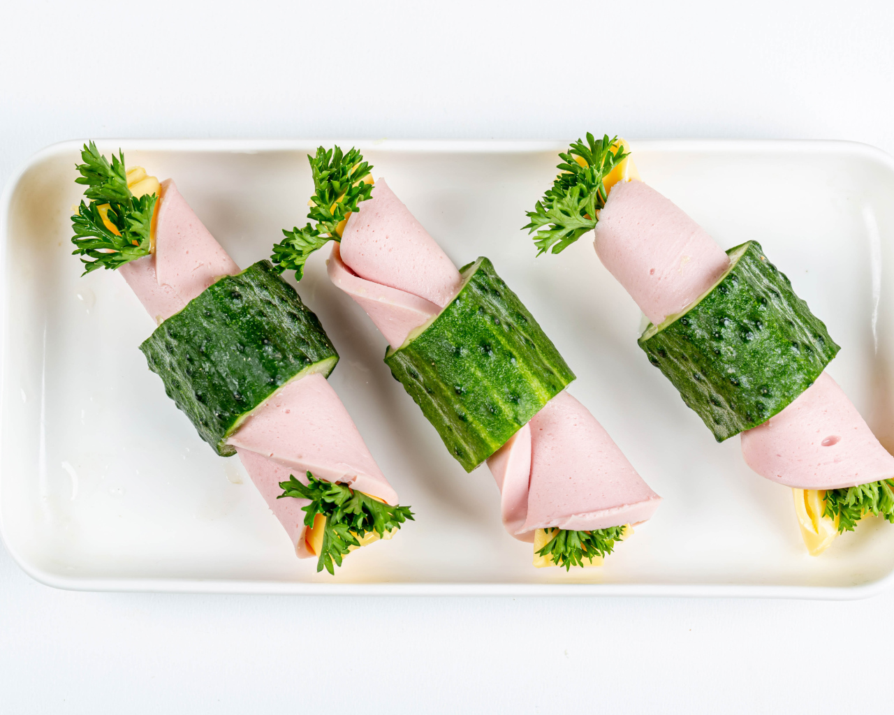 Рулетики из вареной колбасы с сыром  в огурцах 