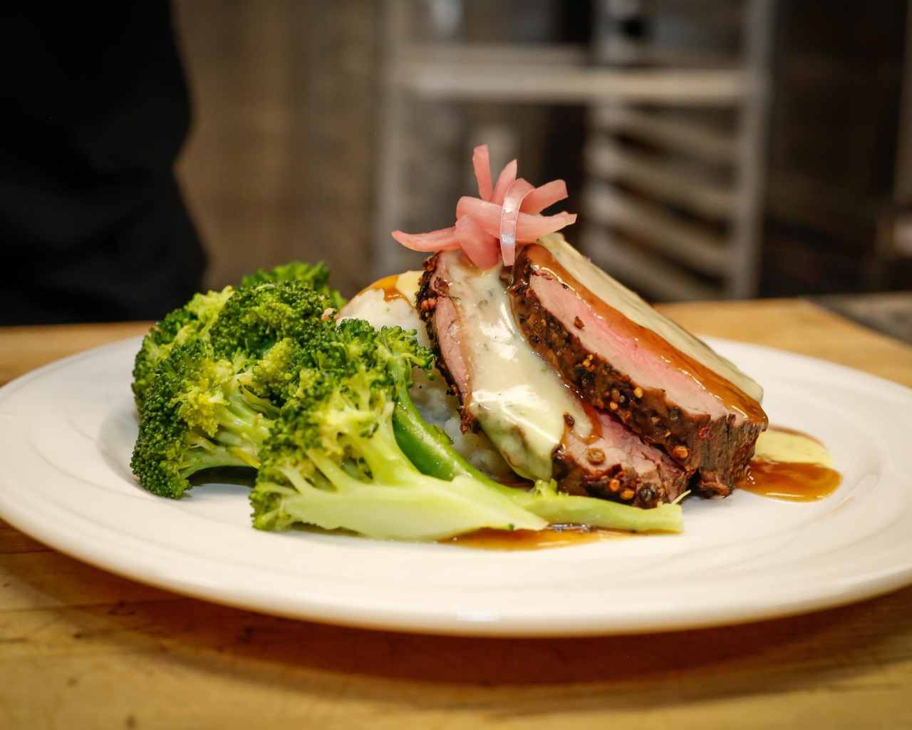 Брокколи на тарелке с кусочками запеченного мяса 