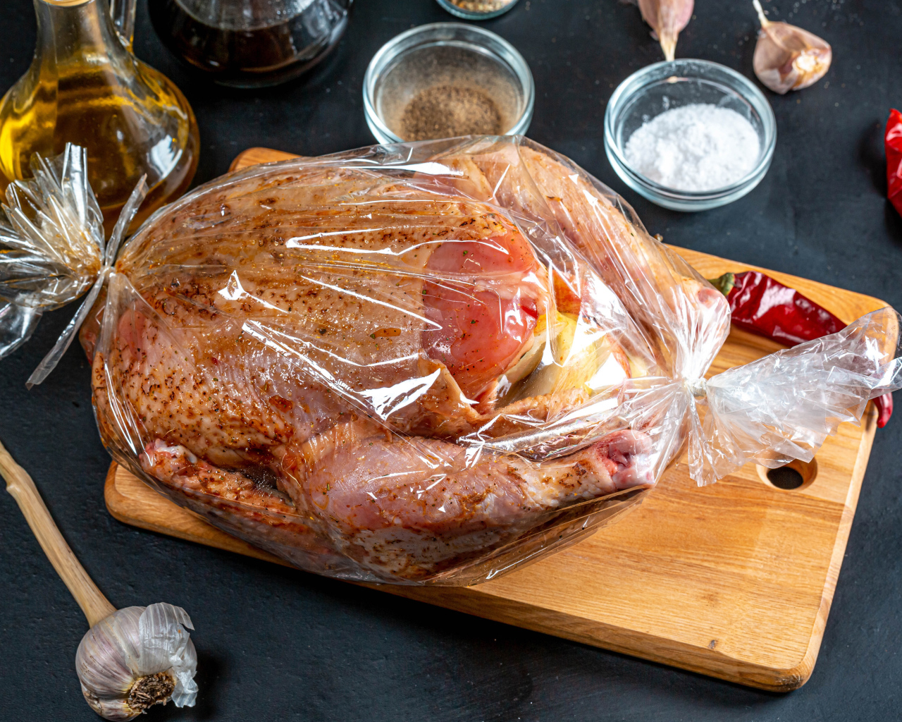 Курица в пакете готовится к запеканию 