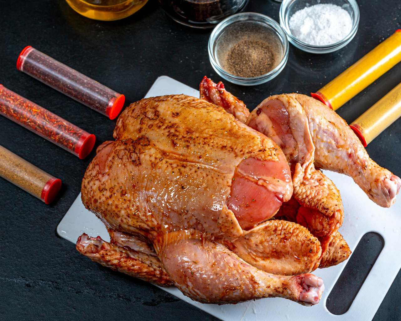 Курица на столе со специями 