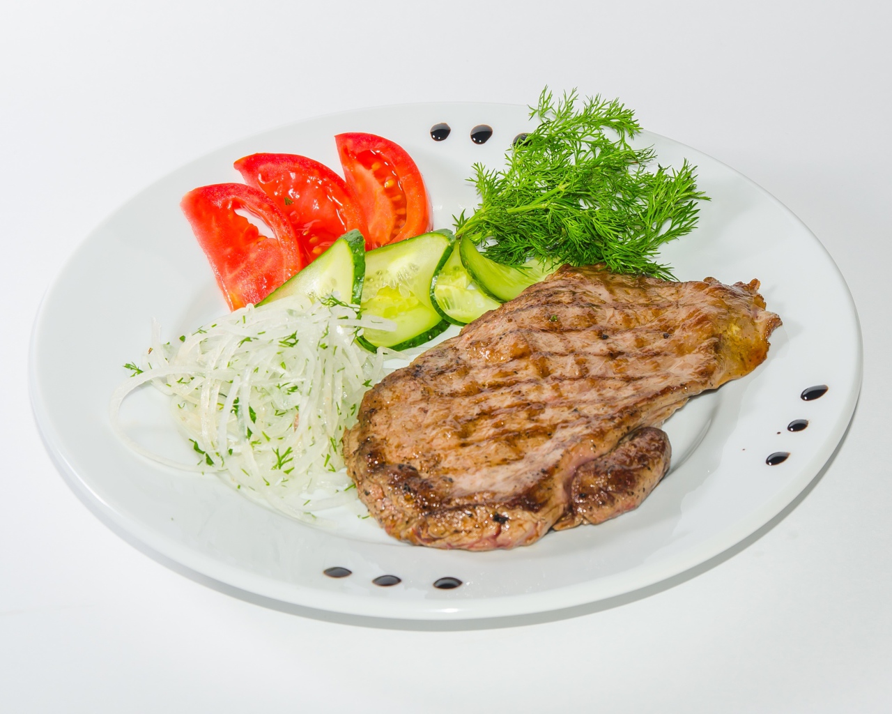 Кусок курицы с овощами на белой тарелке 