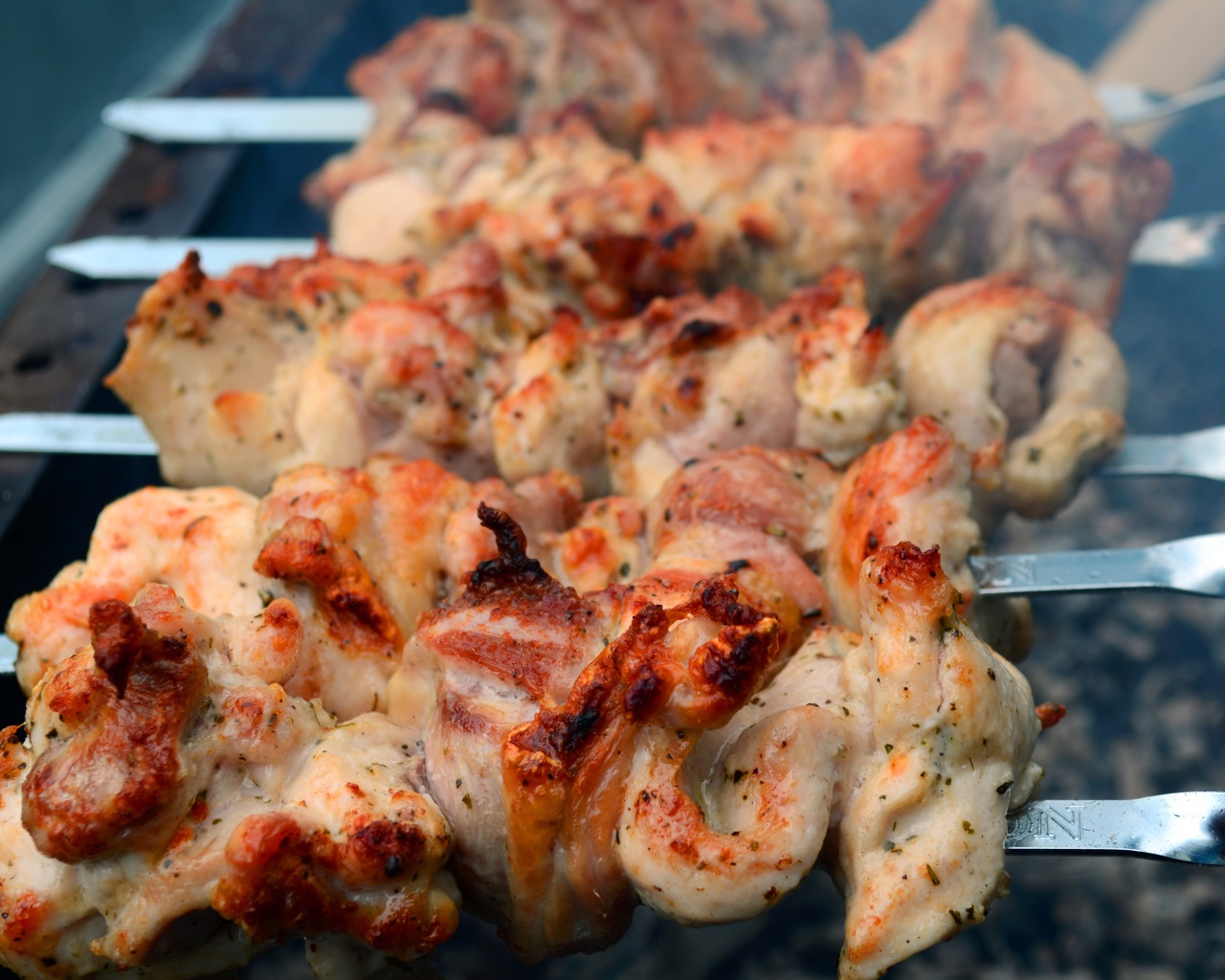 Вкусный шашлык из свинины на мангале 