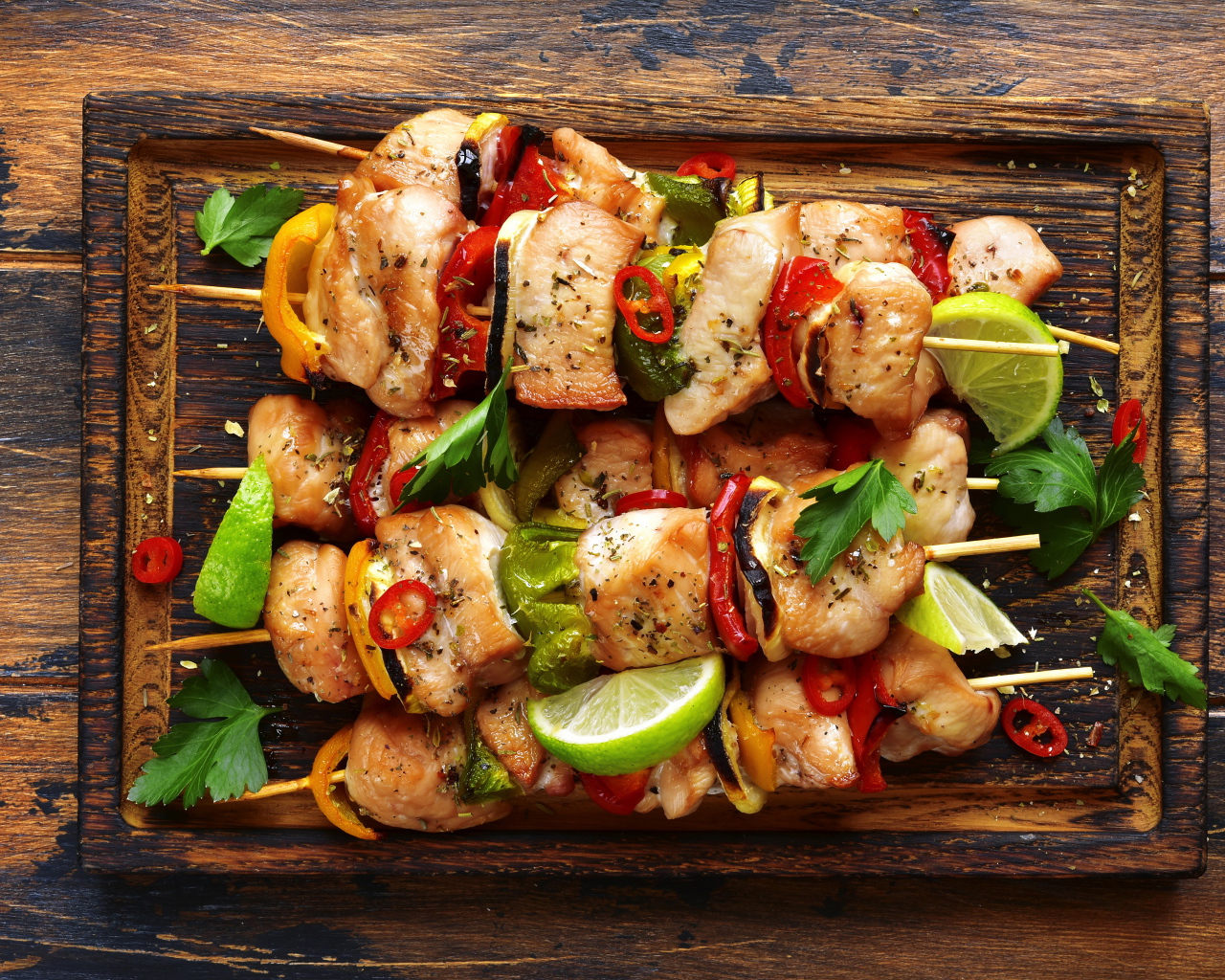 Вкусный куриный шашлык с овощами на шпажках