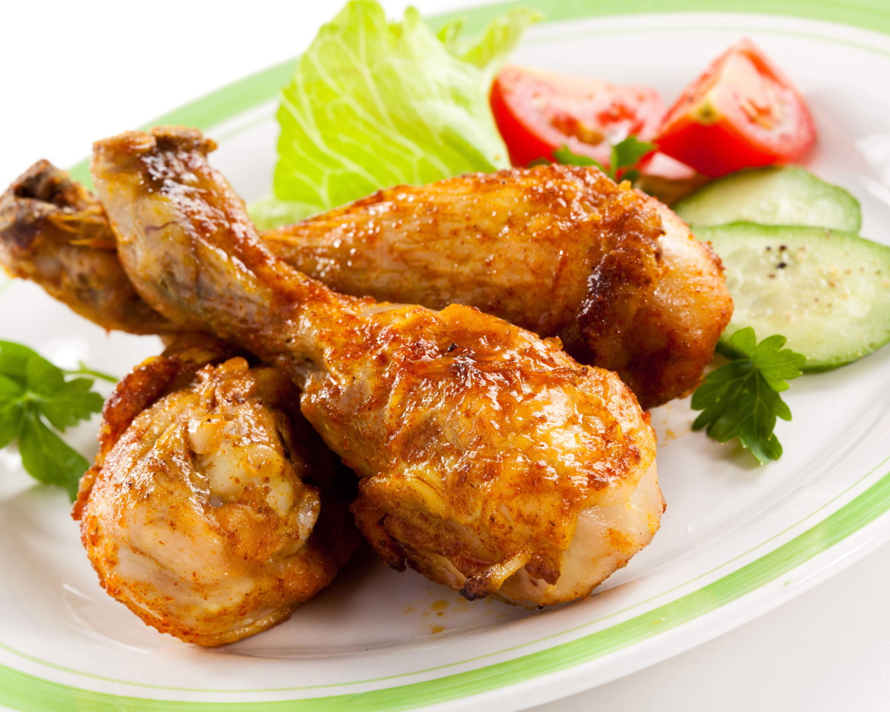 Зажареные куриные ножки на тарелке с овощами