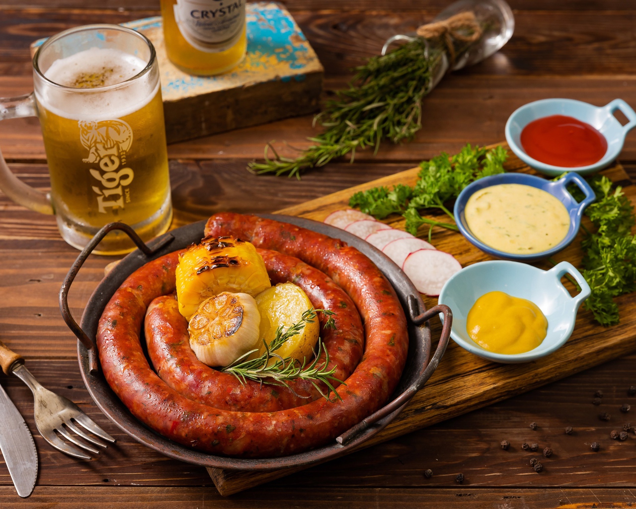 Домашняя колбаса с овощами с соусом и пивом