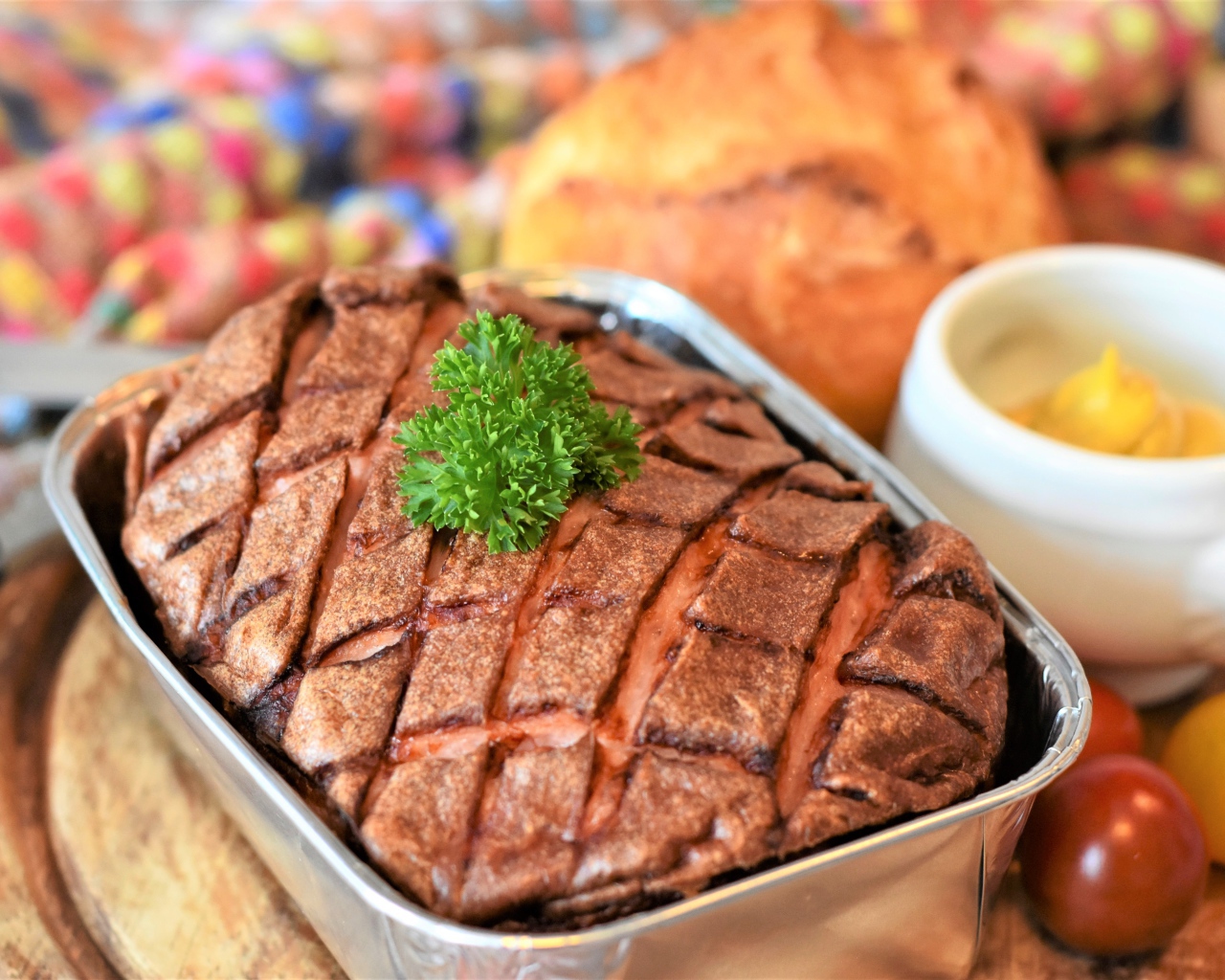 Мясной хлеб выпекается в форме