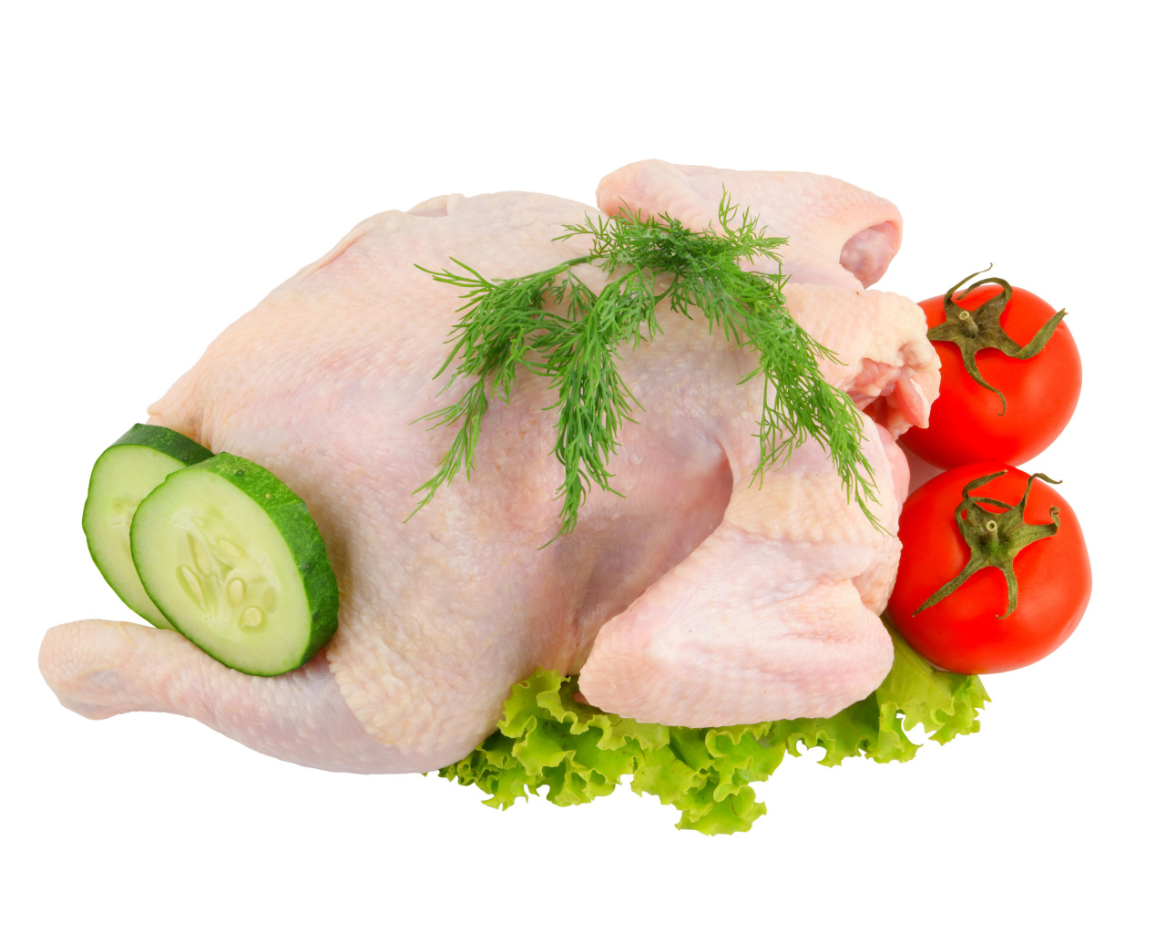 Сырая курица с помидорами, огурцами и листьями салата