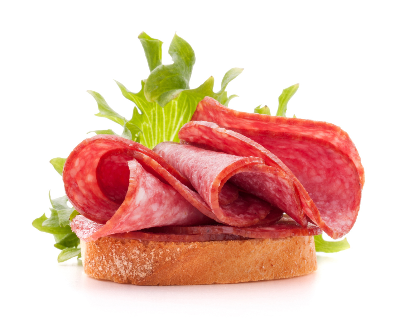 Бутерброд с листьями салата и колбасой на белом фоне