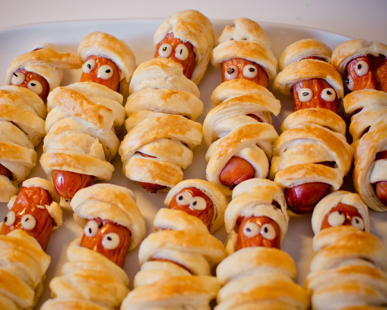 Сосиски в слоеном тесте на противне 