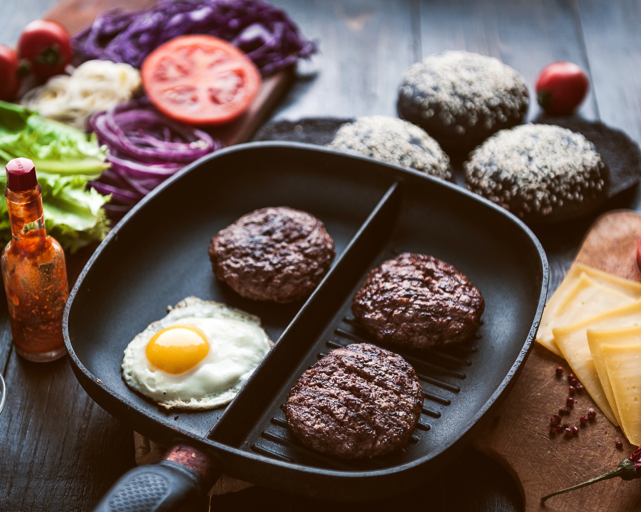 Три котлеты на сковородке с яичницей