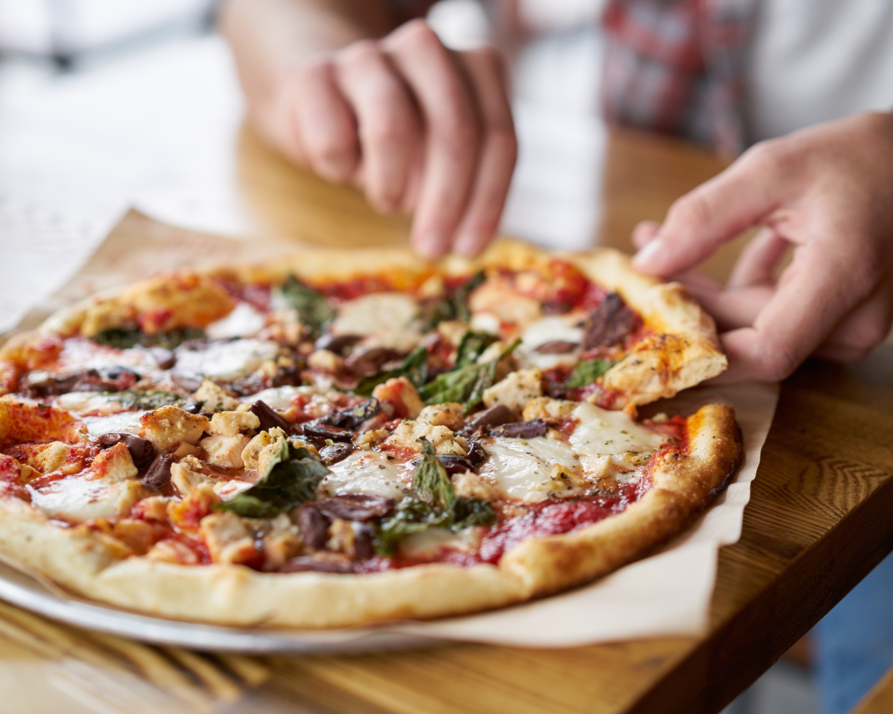 Мужчина в кафе ест вкусную горячую пиццу 