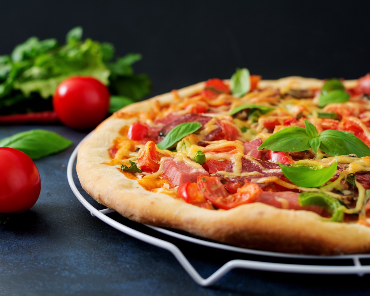 Аппетитная пицца с беконом и розмарином