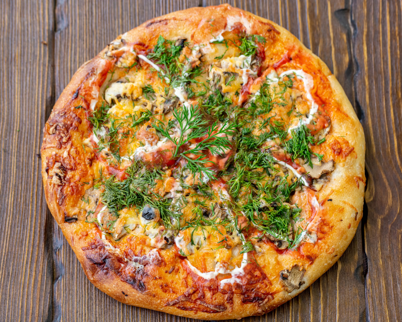 Вкусная свежая горячая пицца с укропом