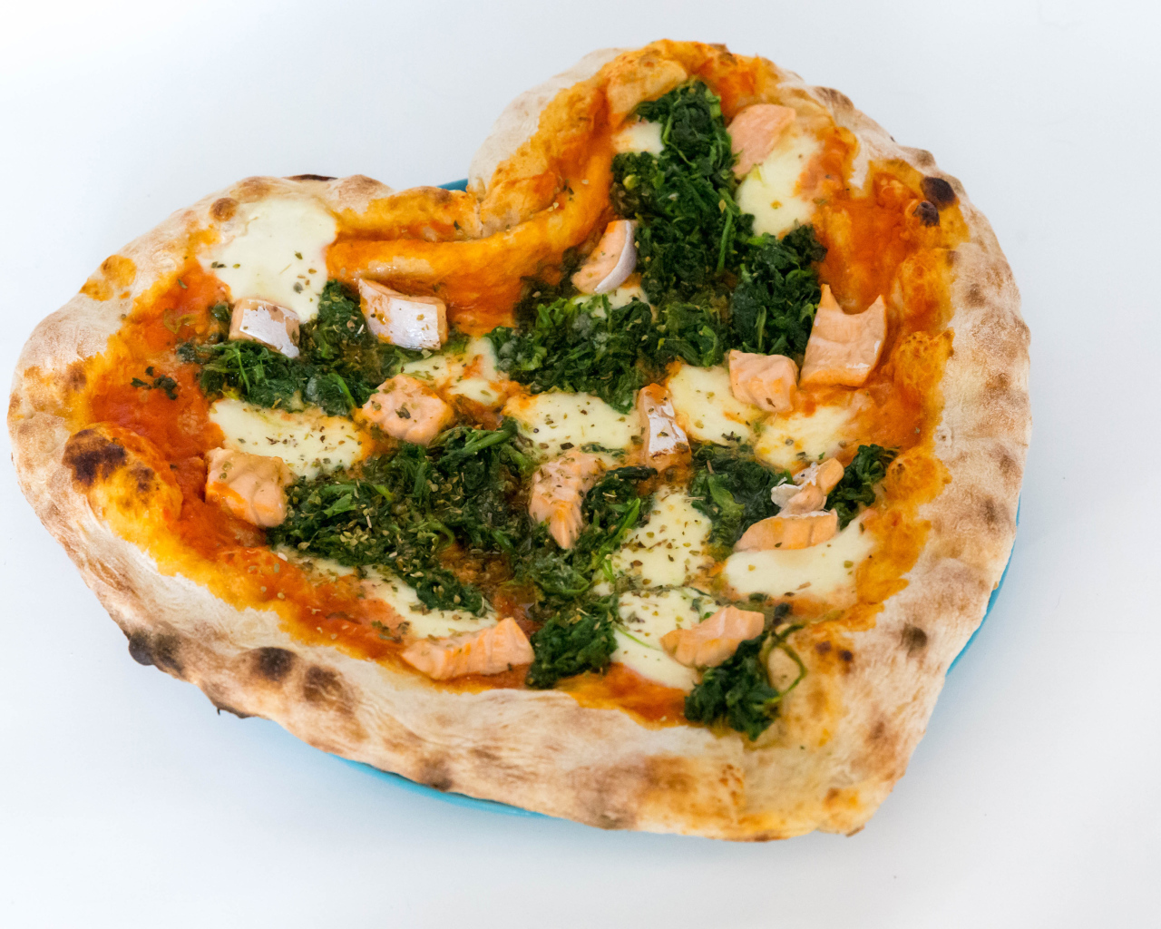 Пицца с рыбой и сыром в форме сердца на белом фоне