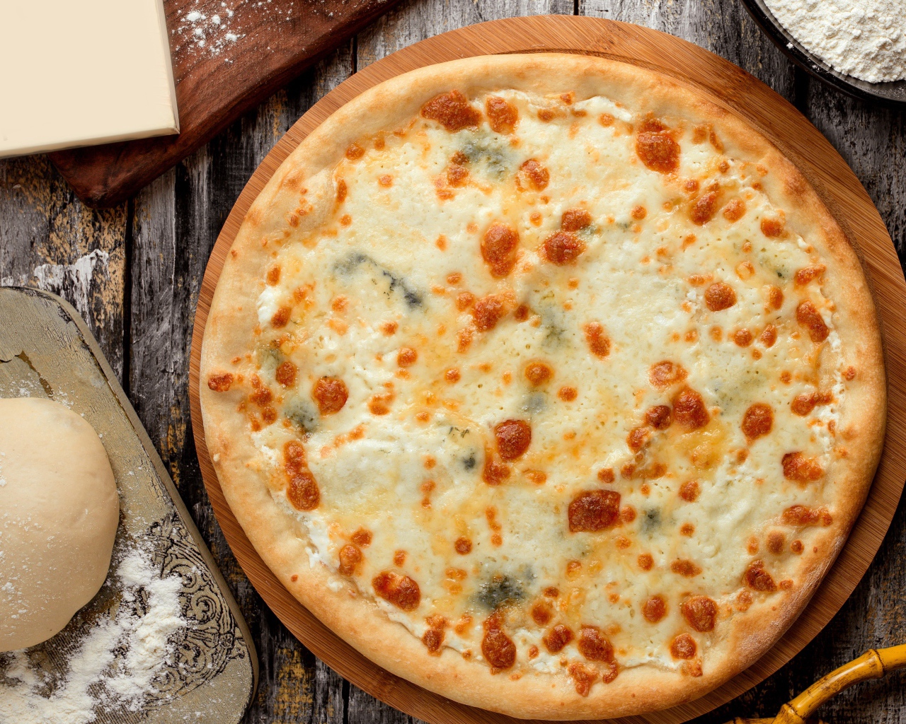 Горячая аппетитная пицца с сыром на столе