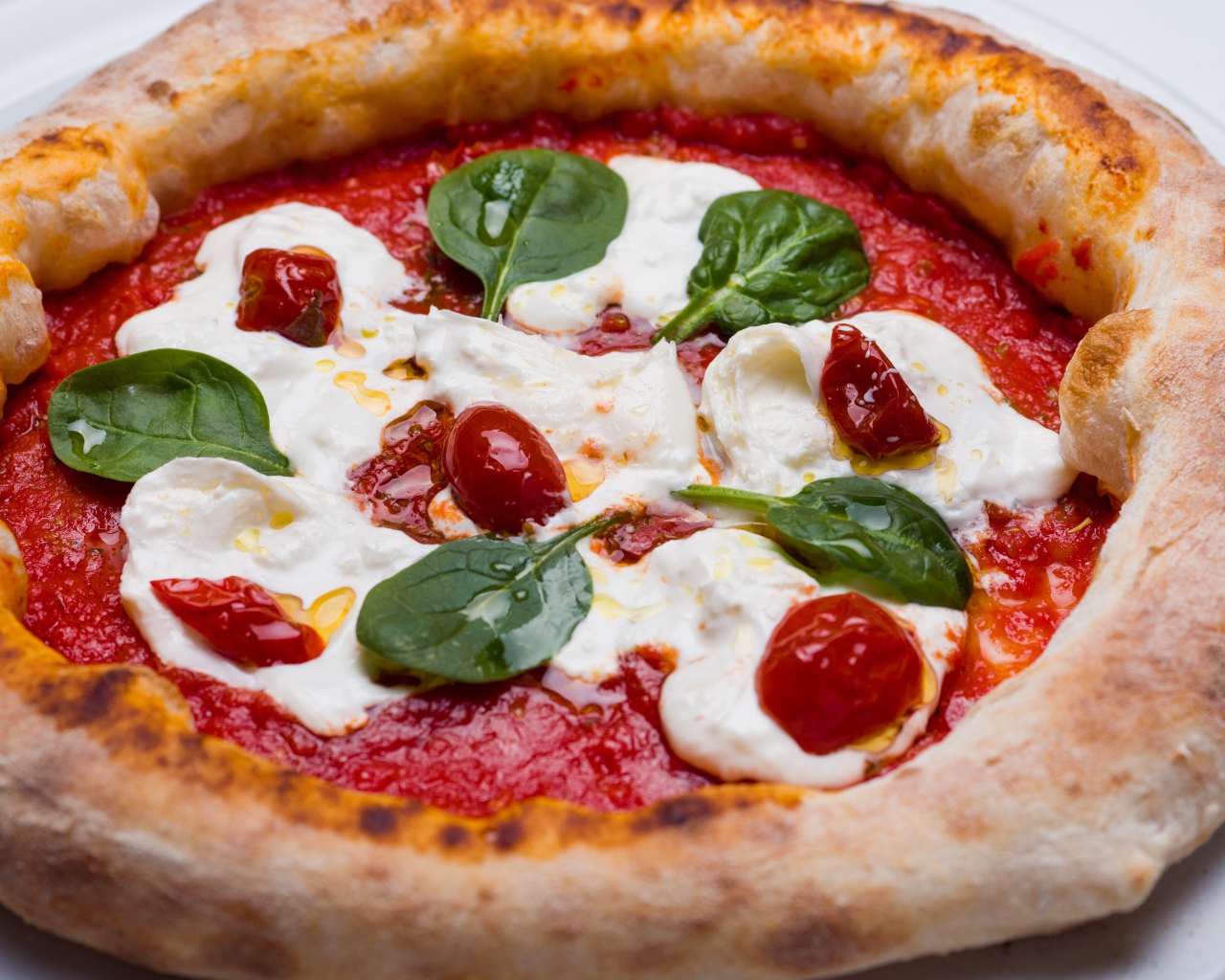 Пицца на пышном тесте с соусом и сыром