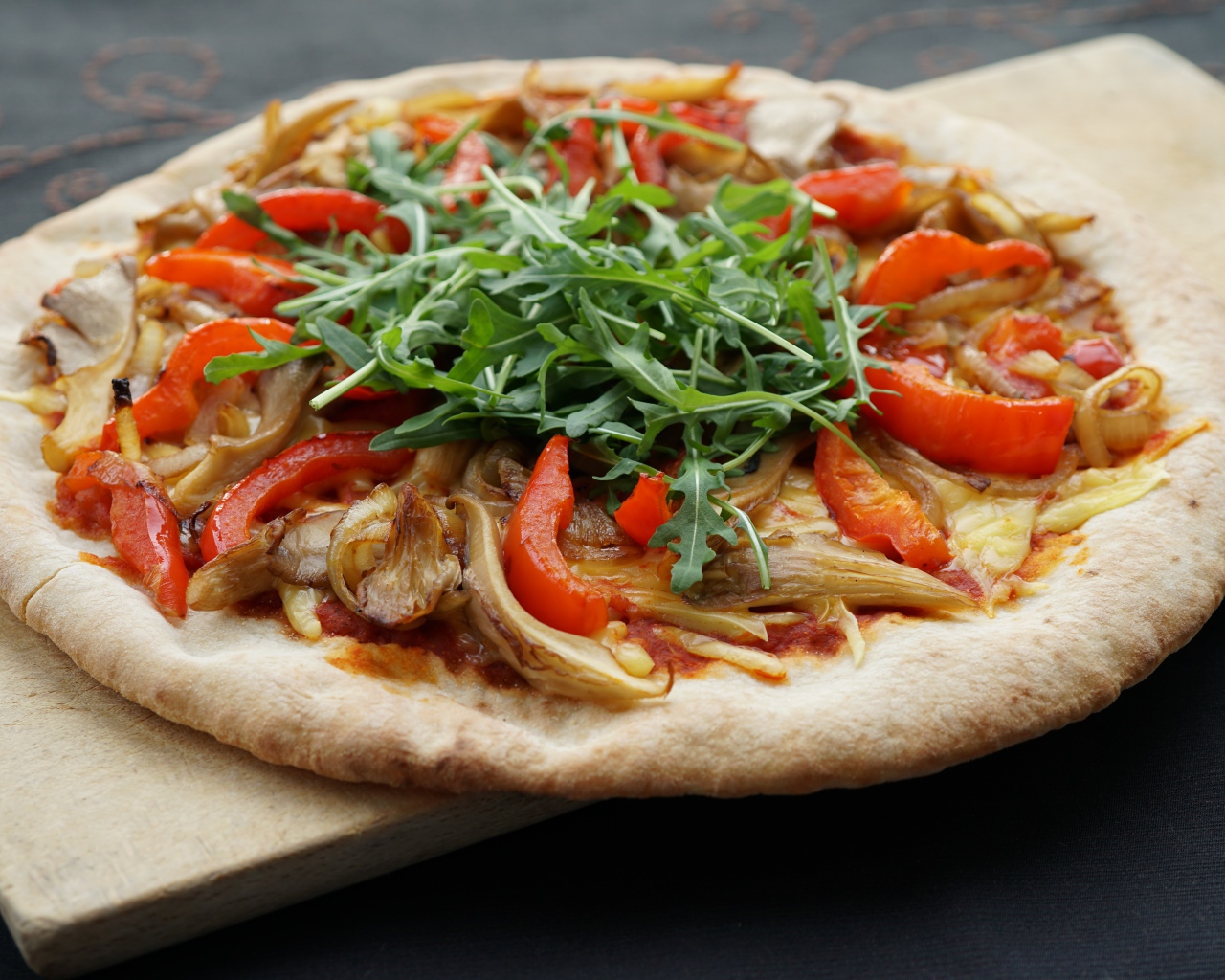 Пицца с грибами, паприкой и листьями рукколы 