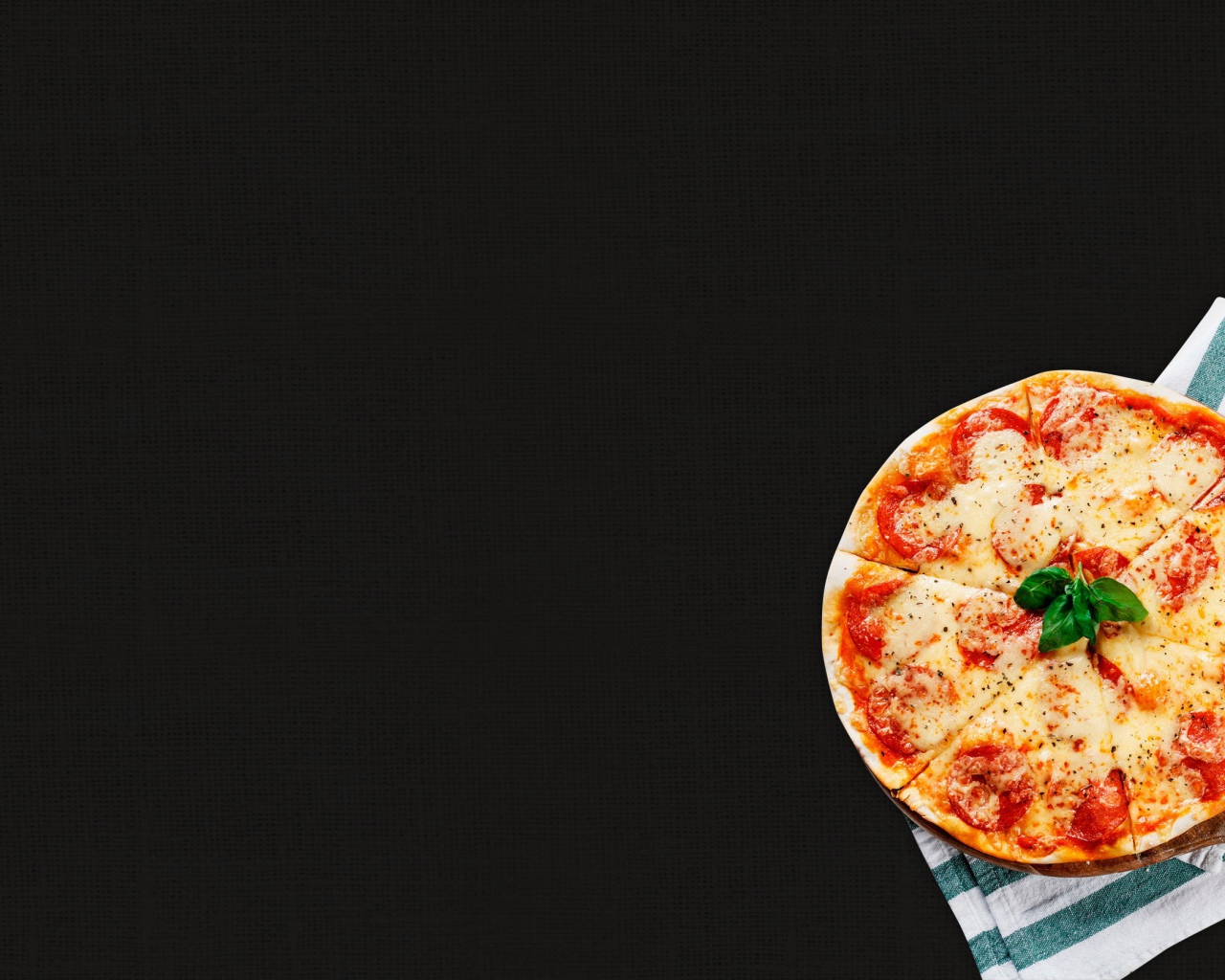 Пицца с колбасой и сыром на столе с полотенцами 