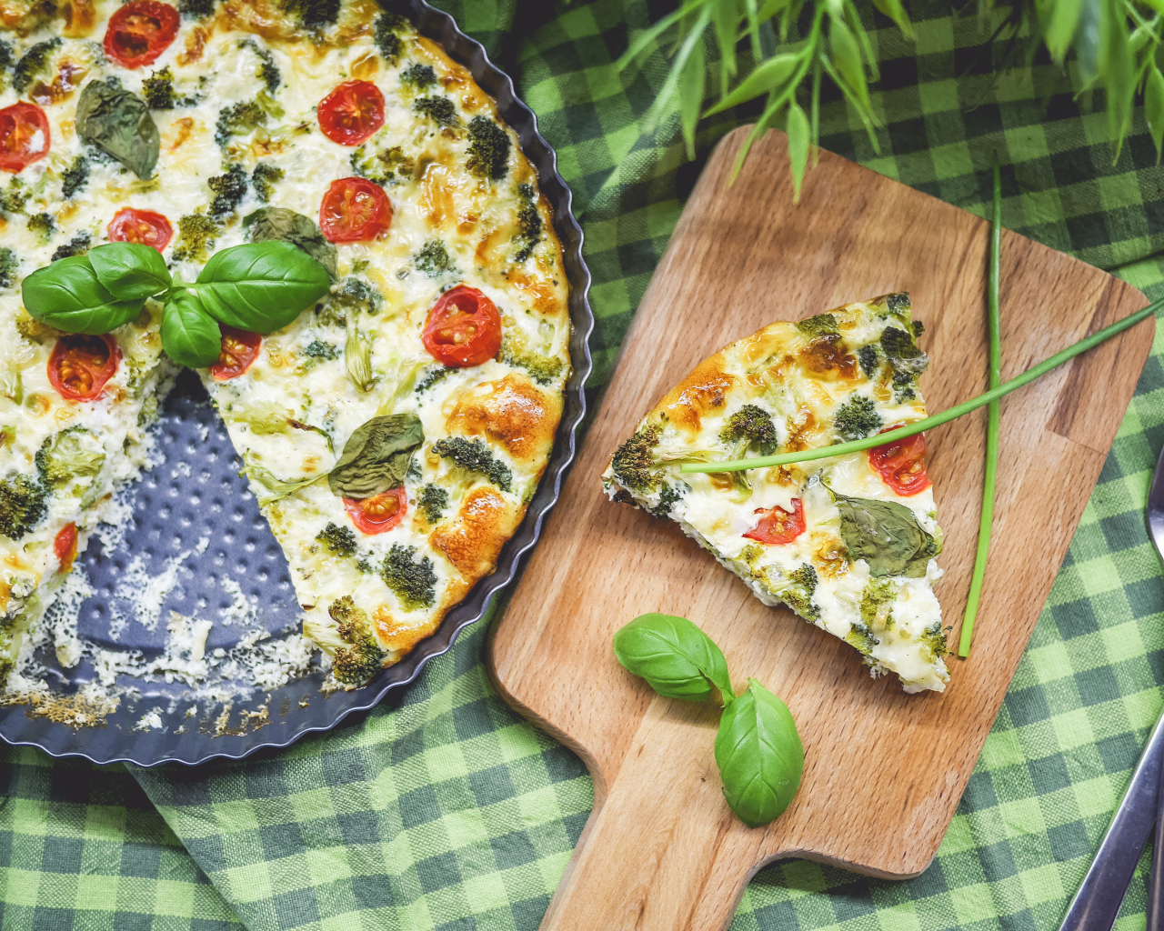 Пицца с помидорами, брокколи и базиликом