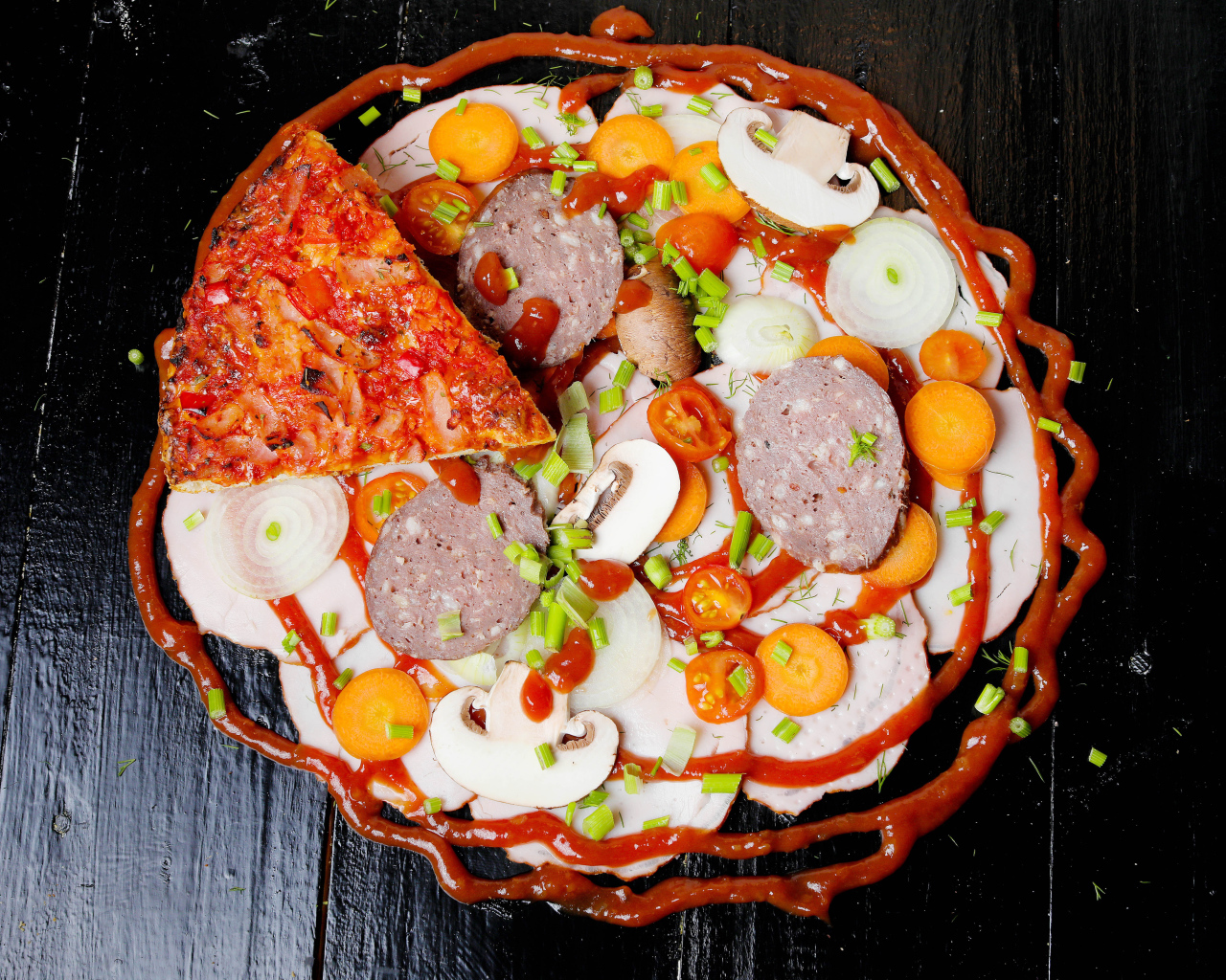 Пицца с овощами и колбасой на столе с кетчупом 