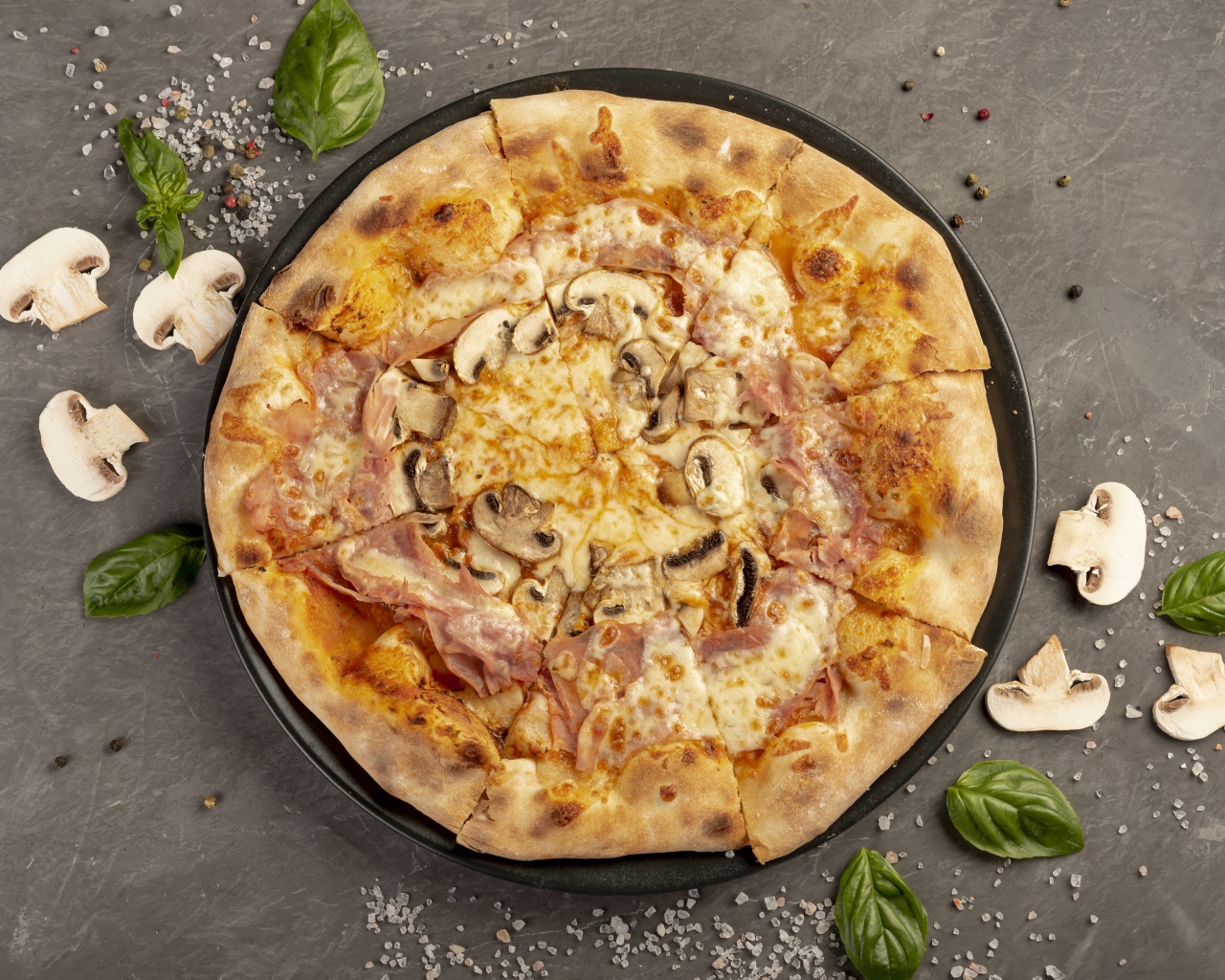Румяная пицца с беконом и грибами 