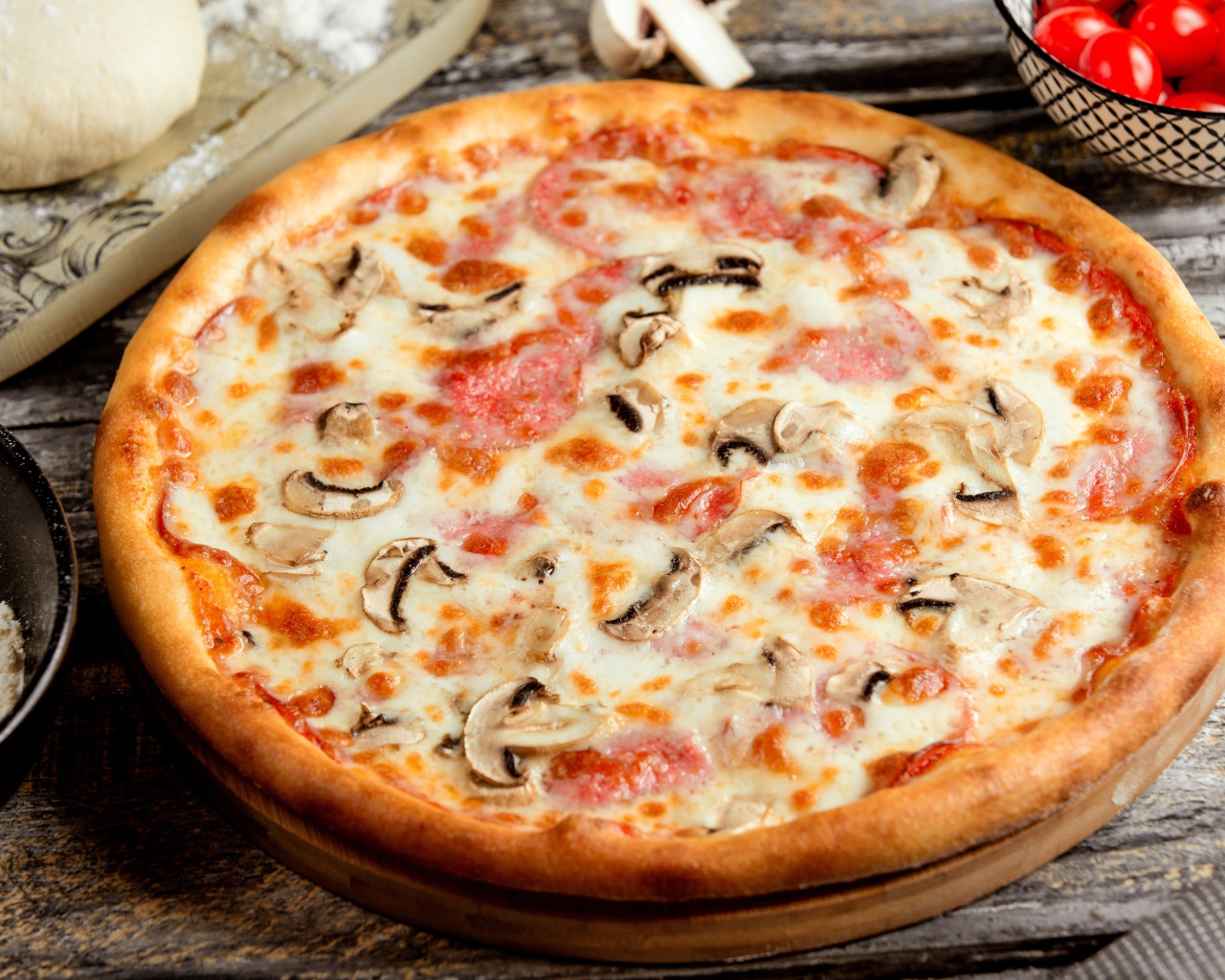 Вкусная пицца с грибами, колбасой и сыром