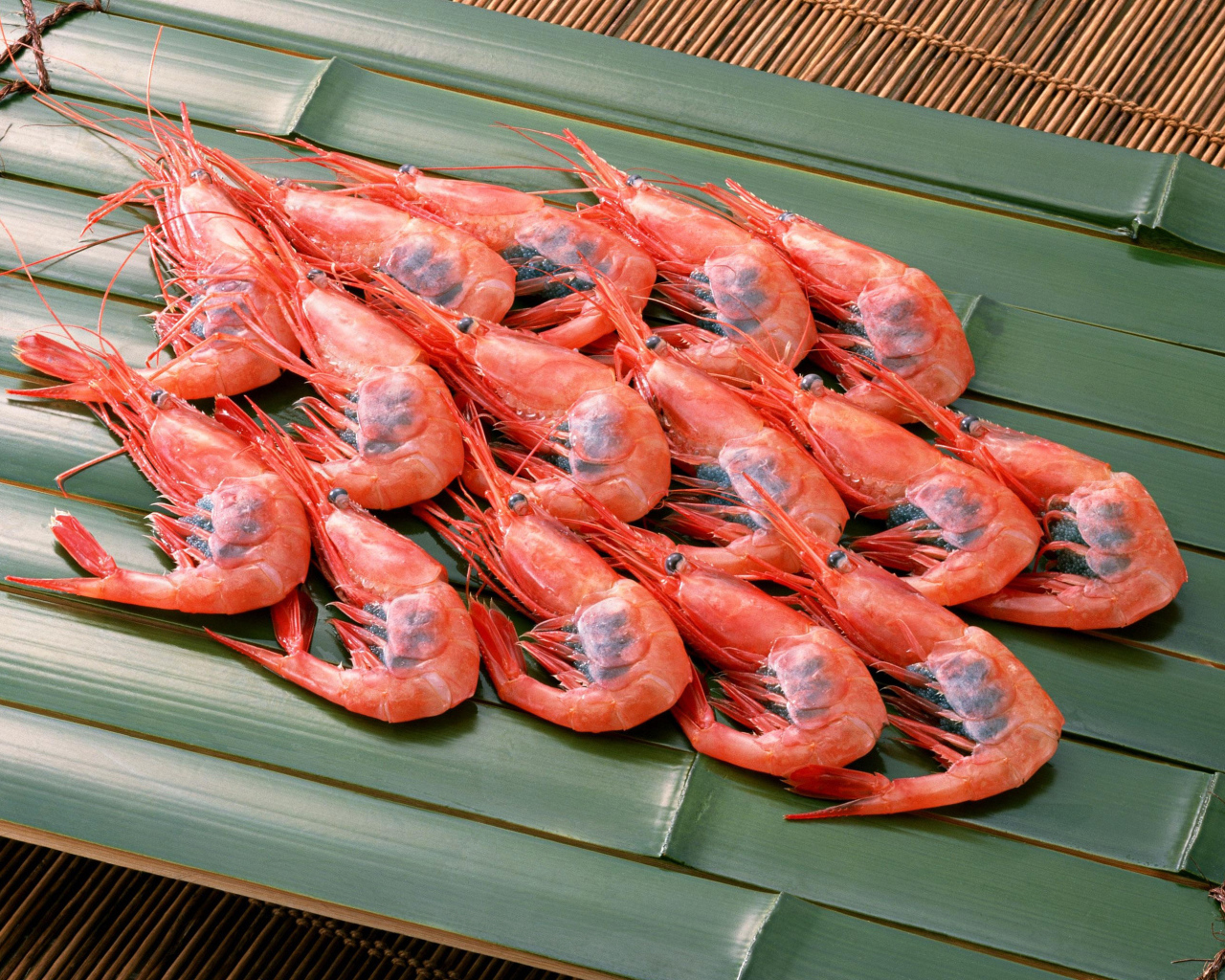 Boiled shrimp on a bamboo plate