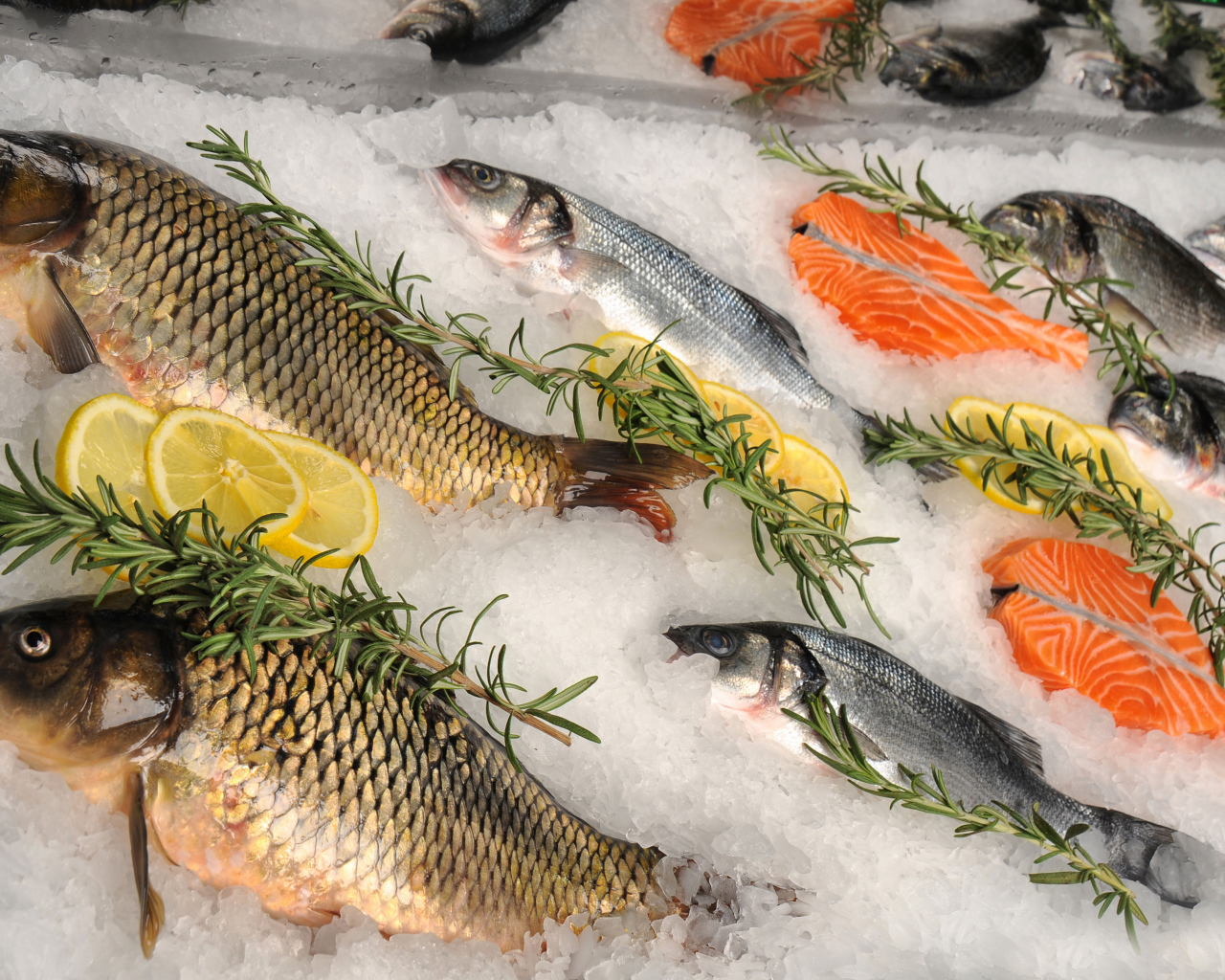 Свежая рыба в соли с лимоном и базиликом