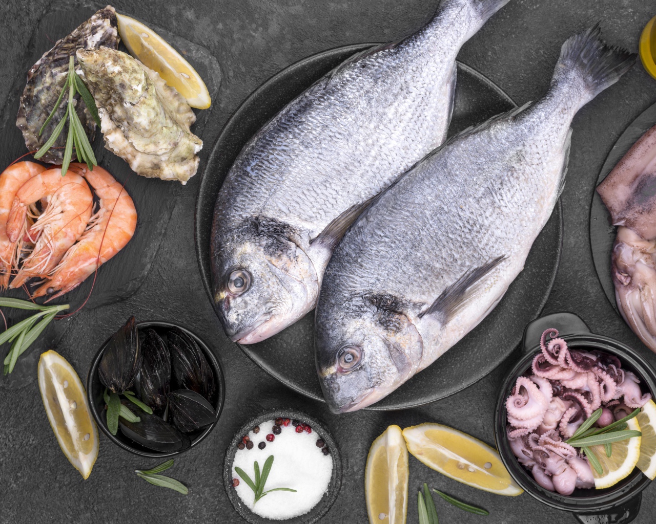 Свежие морепродукты на столе 