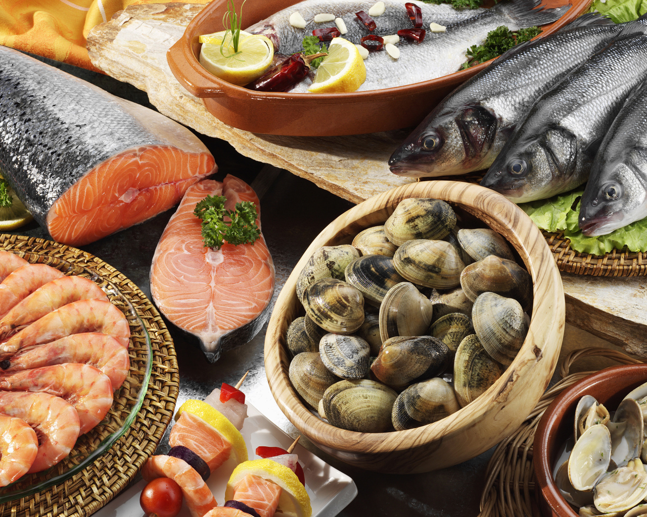 Мидии, креветки и свежая рыба на столе 